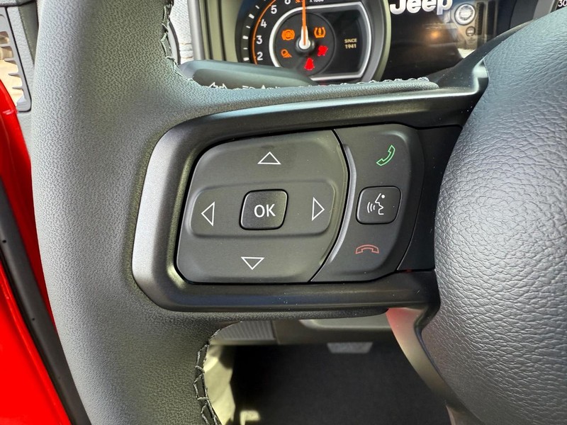 Jeep Gladiator Vehicle Full-screen Gallery Image 19