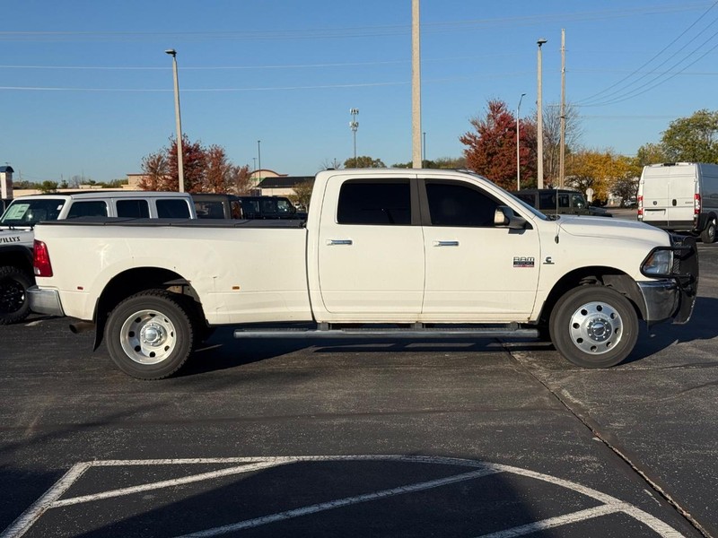 Ram 3500 Vehicle Full-screen Gallery Image 2