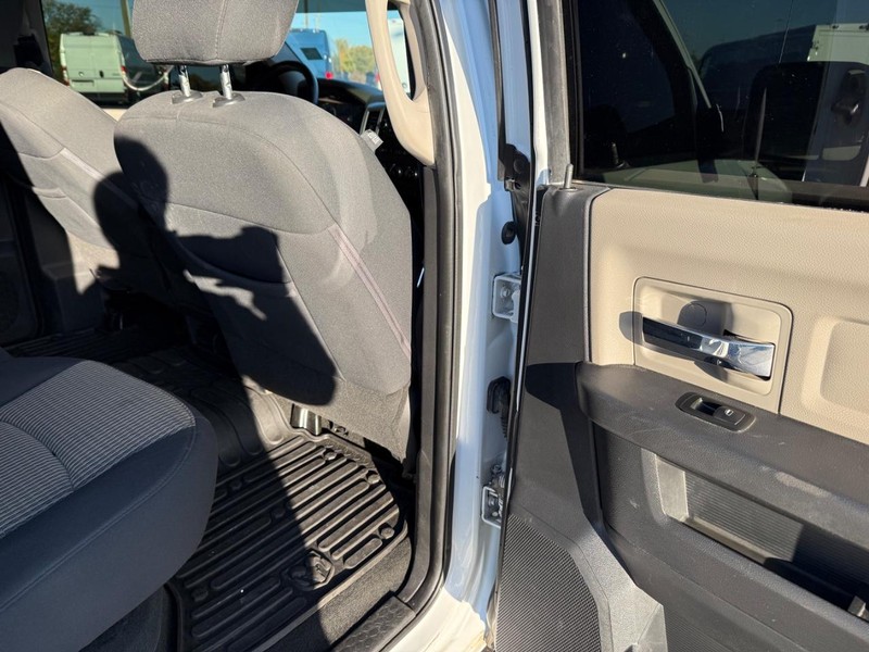 Ram 3500 Vehicle Full-screen Gallery Image 11