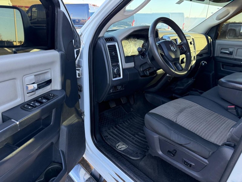 Ram 3500 Vehicle Full-screen Gallery Image 16