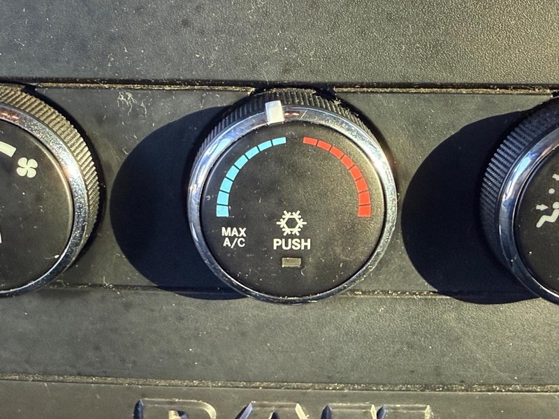 Ram 3500 Vehicle Full-screen Gallery Image 24