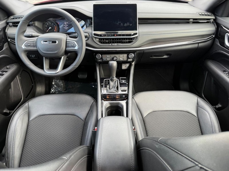 Jeep Compass Vehicle Full-screen Gallery Image 12