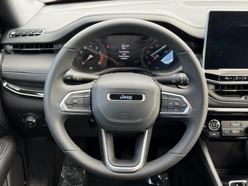 Jeep Compass Vehicle Full-screen Gallery Image 13