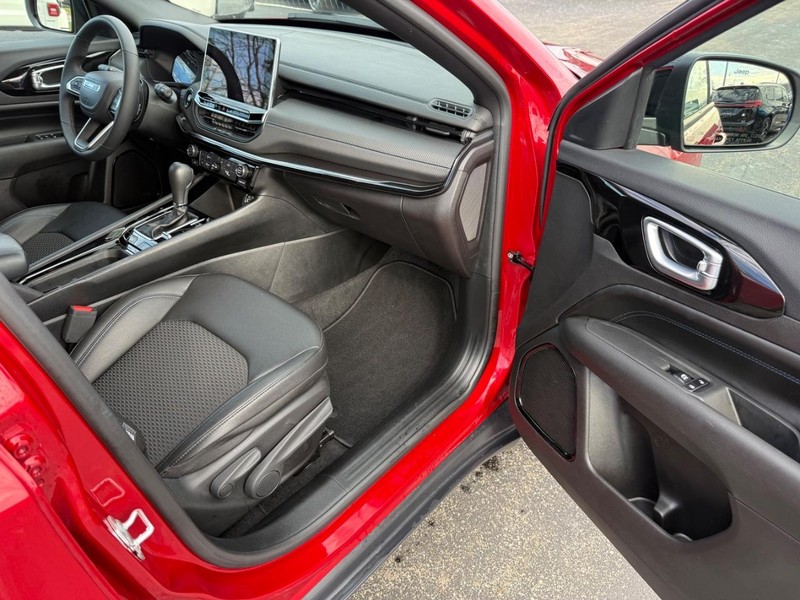 Jeep Compass Vehicle Full-screen Gallery Image 14