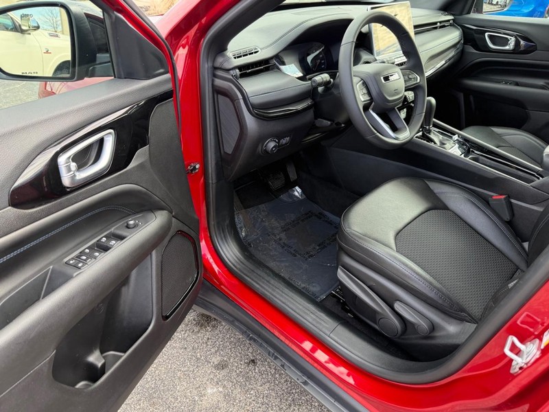 Jeep Compass Vehicle Full-screen Gallery Image 16