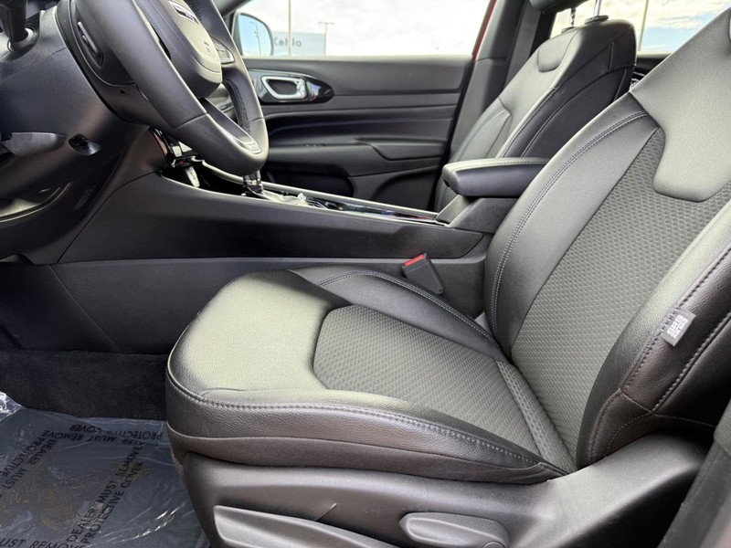 Jeep Compass Vehicle Full-screen Gallery Image 17