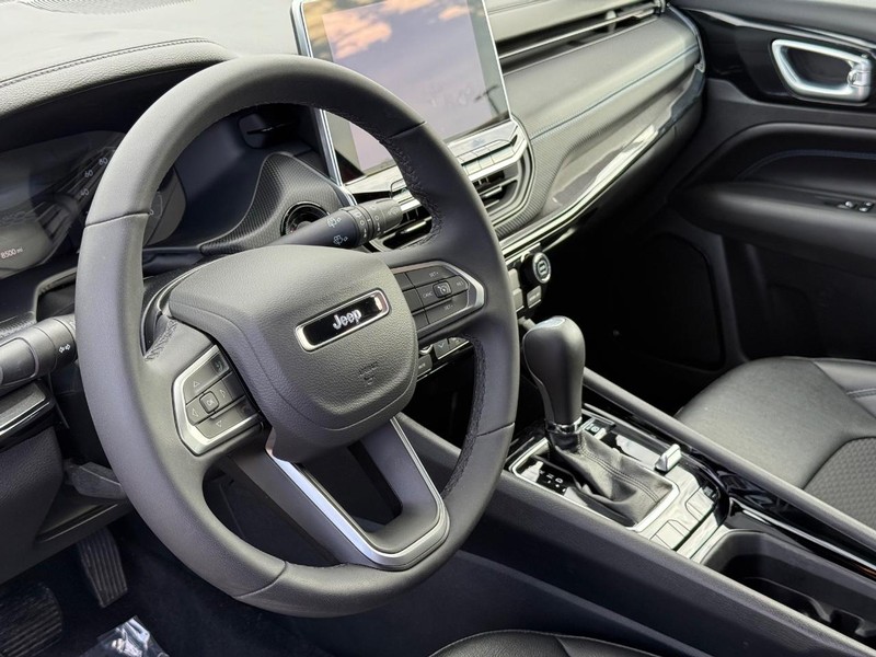 Jeep Compass Vehicle Full-screen Gallery Image 18