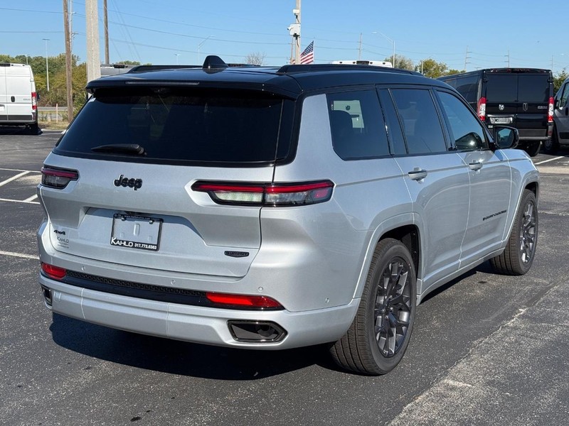 Jeep Grand Cherokee L Vehicle Full-screen Gallery Image 3