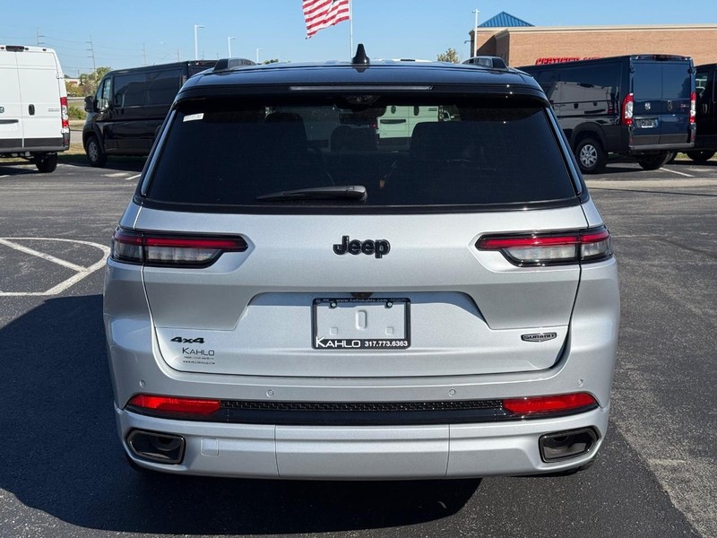 Jeep Grand Cherokee L Vehicle Full-screen Gallery Image 4