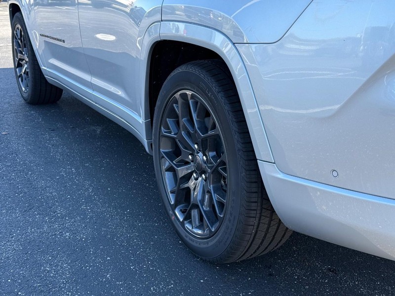 Jeep Grand Cherokee L Vehicle Full-screen Gallery Image 6