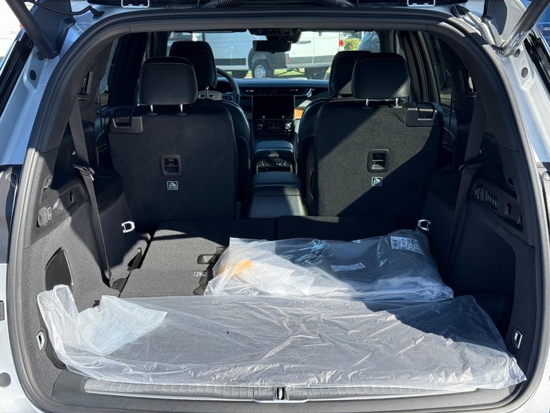 Jeep Grand Cherokee L Vehicle Full-screen Gallery Image 7