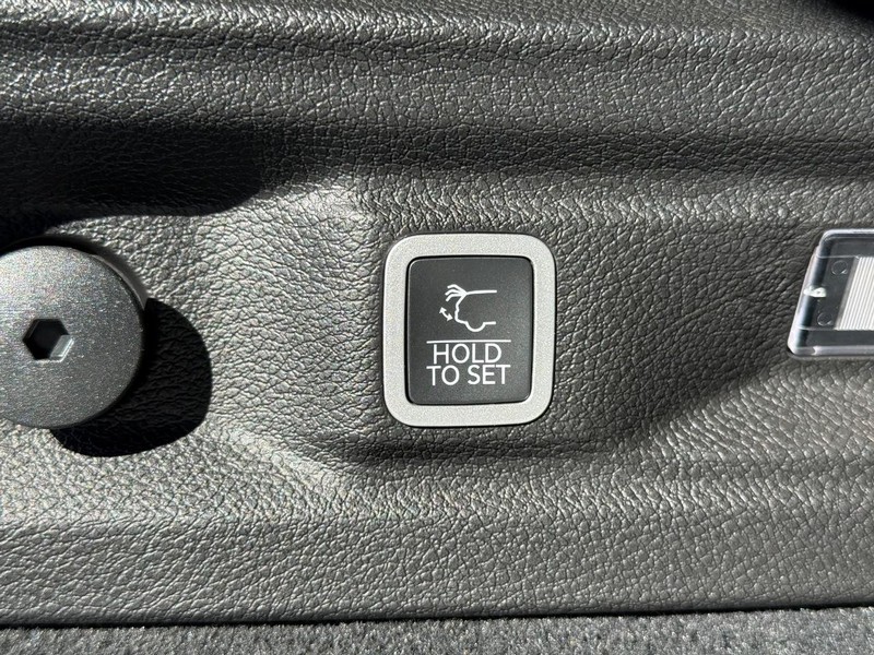 Jeep Grand Cherokee L Vehicle Full-screen Gallery Image 8