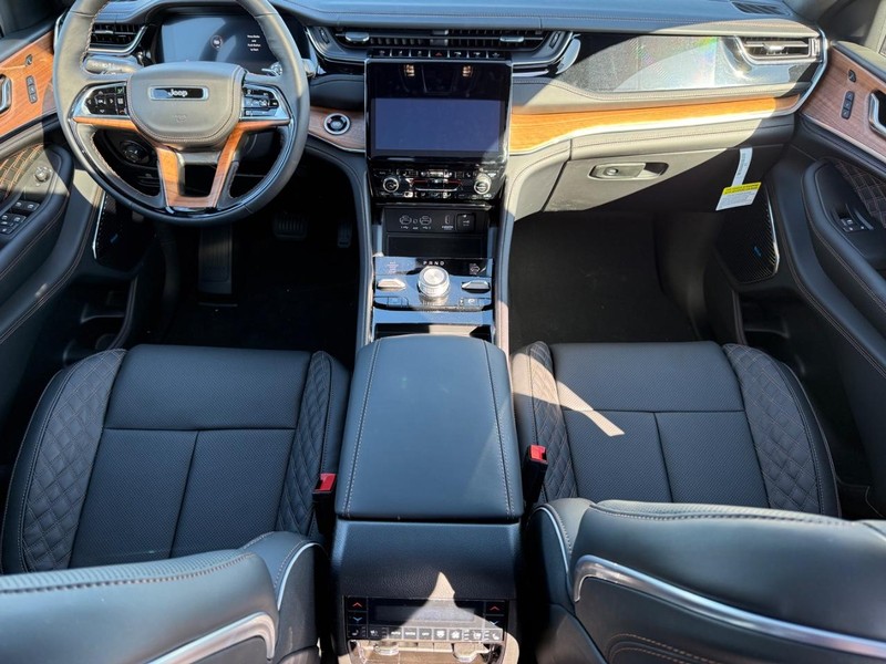 Jeep Grand Cherokee L Vehicle Full-screen Gallery Image 14