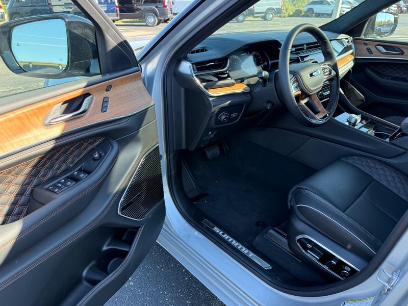 Jeep Grand Cherokee L Vehicle Full-screen Gallery Image 18