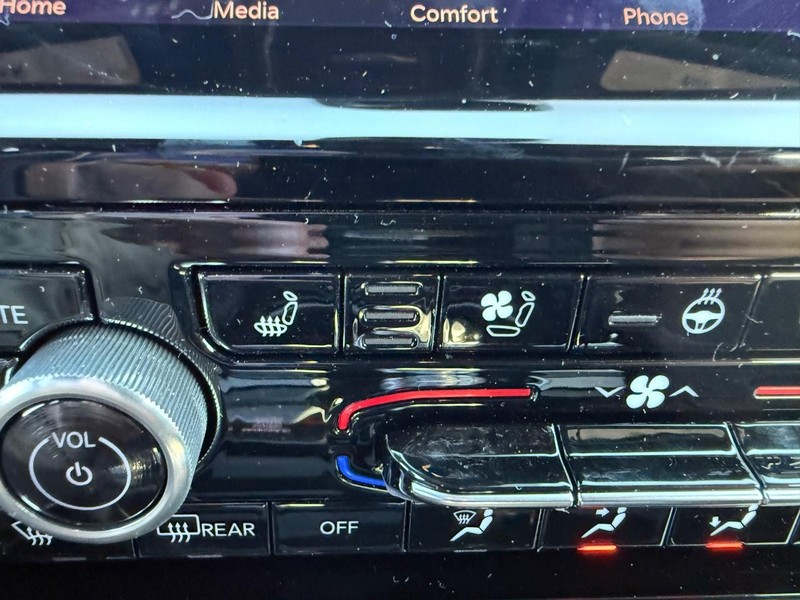 Jeep Grand Cherokee L Vehicle Full-screen Gallery Image 24