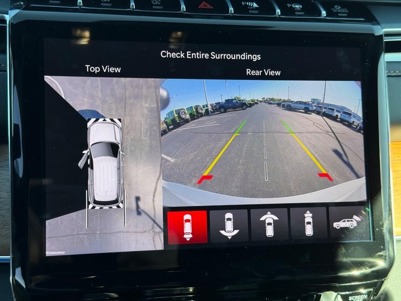 Jeep Grand Cherokee L Vehicle Full-screen Gallery Image 26