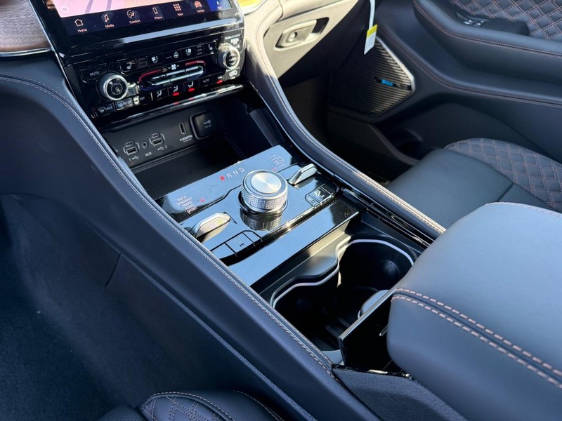 Jeep Grand Cherokee L Vehicle Full-screen Gallery Image 28