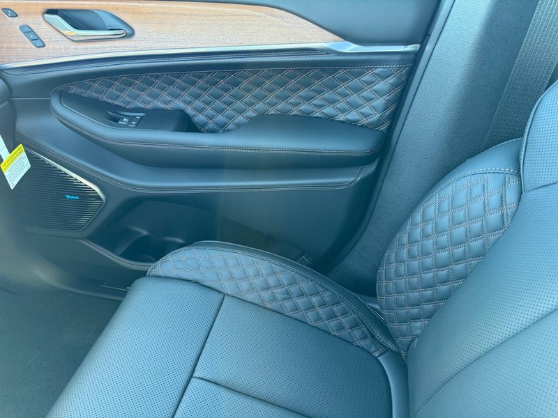 Jeep Grand Cherokee L Vehicle Full-screen Gallery Image 29