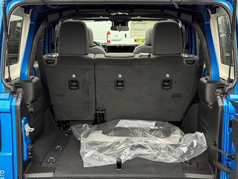 Jeep Wrangler Vehicle Full-screen Gallery Image 7