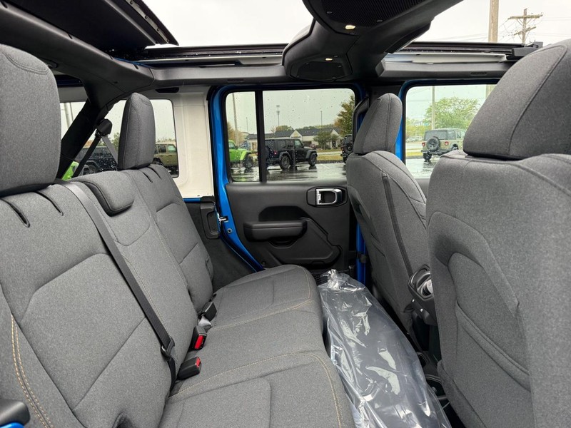 Jeep Wrangler Vehicle Full-screen Gallery Image 11