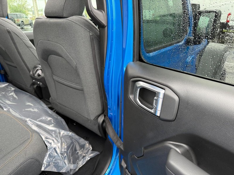 Jeep Wrangler Vehicle Full-screen Gallery Image 12