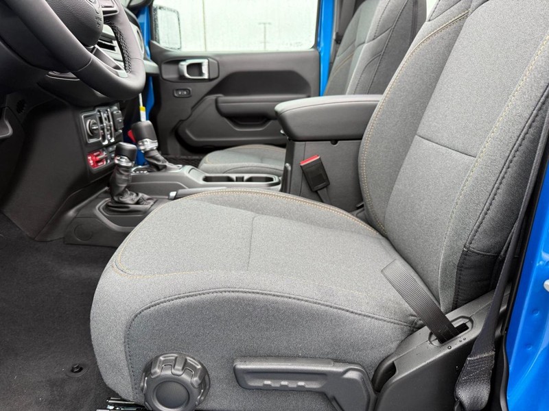 Jeep Wrangler Vehicle Full-screen Gallery Image 19