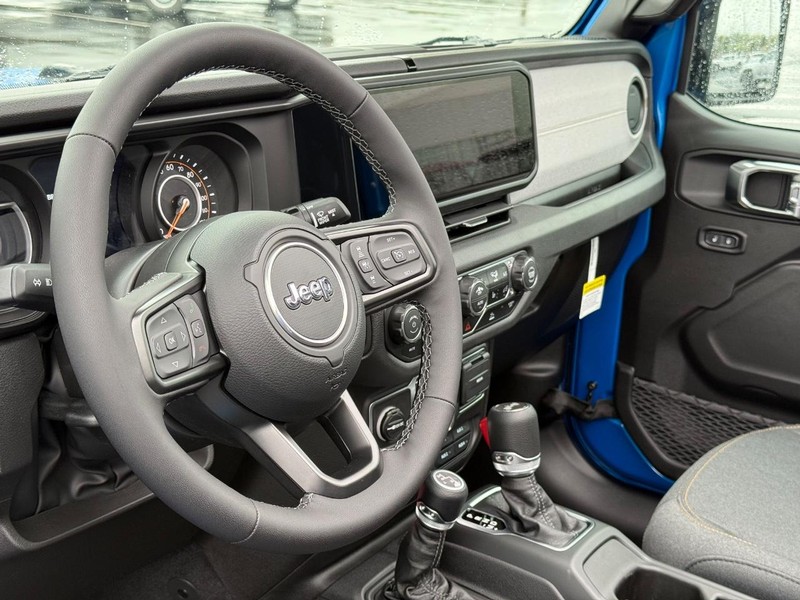 Jeep Wrangler Vehicle Full-screen Gallery Image 20