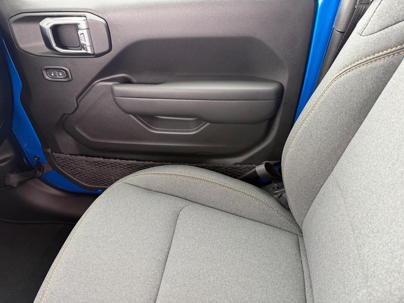 Jeep Wrangler Vehicle Full-screen Gallery Image 29