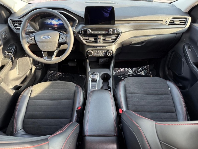 Ford Escape Vehicle Full-screen Gallery Image 13