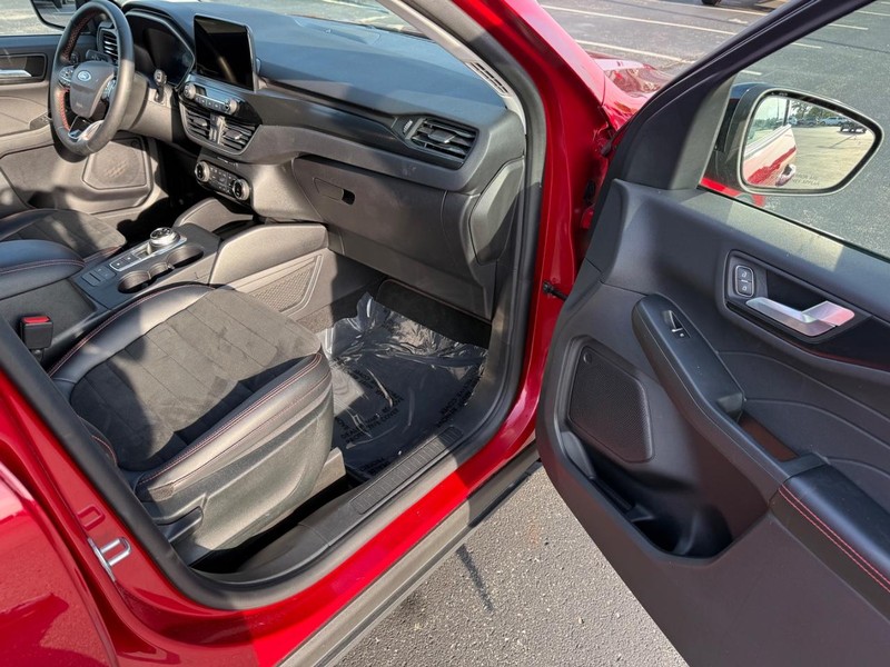 Ford Escape Vehicle Full-screen Gallery Image 15