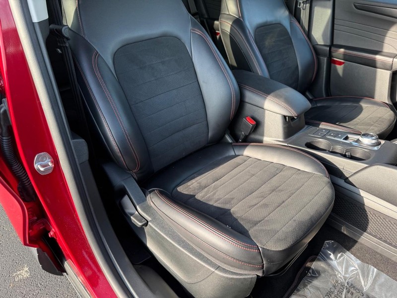 Ford Escape Vehicle Full-screen Gallery Image 16