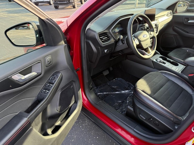 Ford Escape Vehicle Full-screen Gallery Image 17