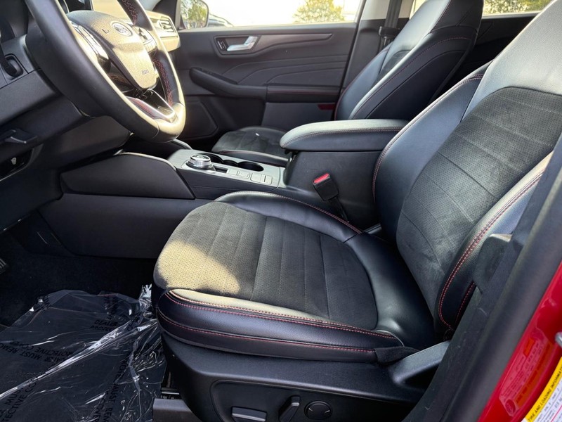 Ford Escape Vehicle Full-screen Gallery Image 18