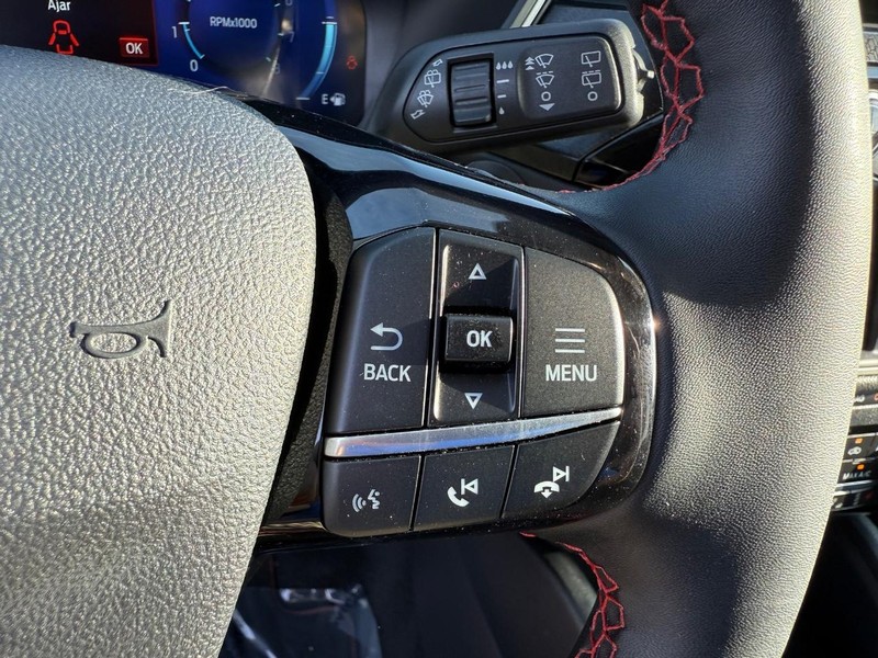 Ford Escape Vehicle Full-screen Gallery Image 21