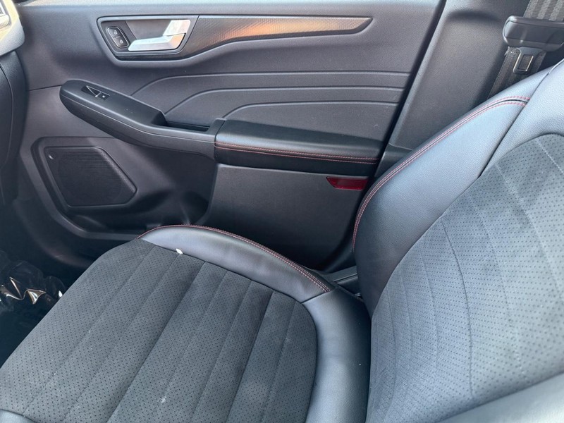 Ford Escape Vehicle Full-screen Gallery Image 27