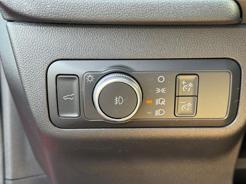 Ford Escape Vehicle Full-screen Gallery Image 30