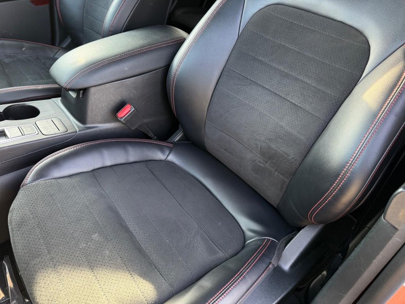 Ford Escape Vehicle Full-screen Gallery Image 31