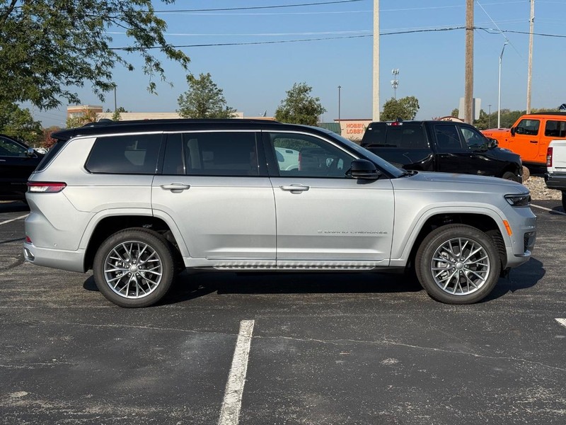 Jeep Grand Cherokee L Vehicle Full-screen Gallery Image 2