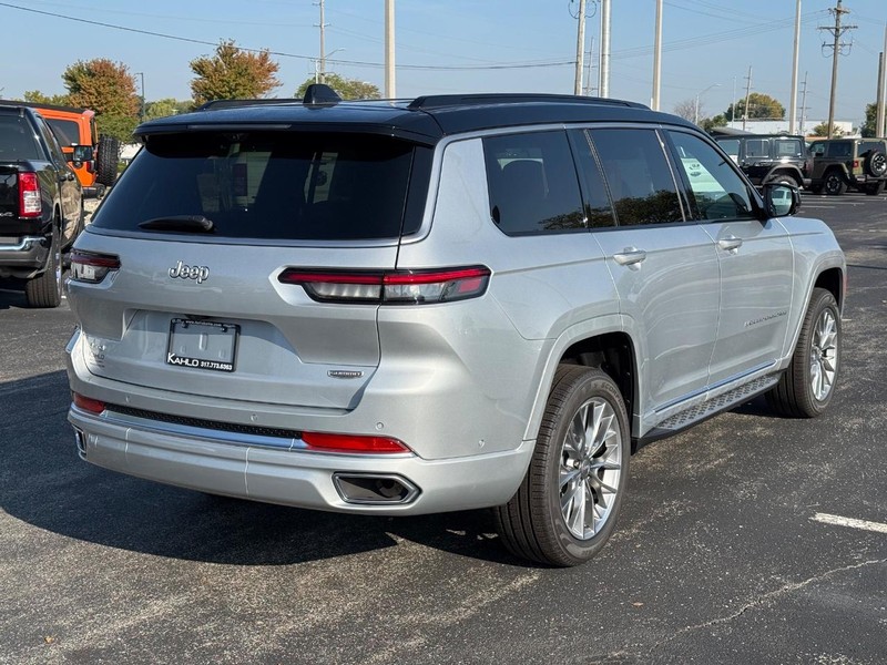 Jeep Grand Cherokee L Vehicle Full-screen Gallery Image 3