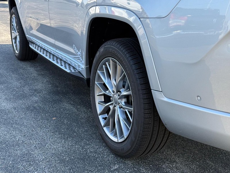 Jeep Grand Cherokee L Vehicle Full-screen Gallery Image 6