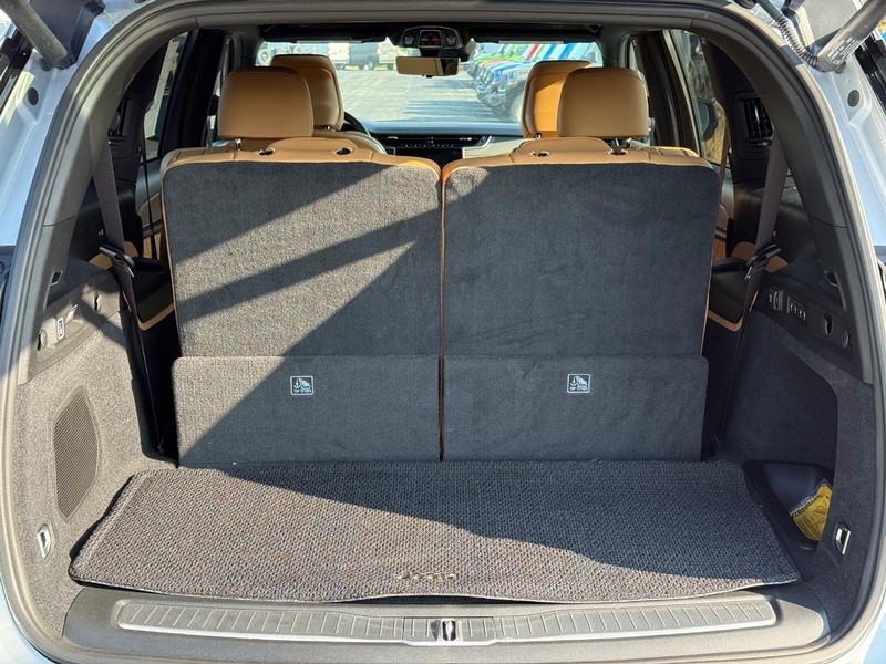 Jeep Grand Cherokee L Vehicle Full-screen Gallery Image 7