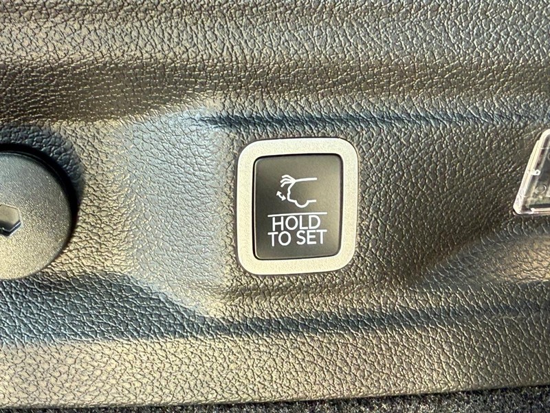 Jeep Grand Cherokee L Vehicle Full-screen Gallery Image 8