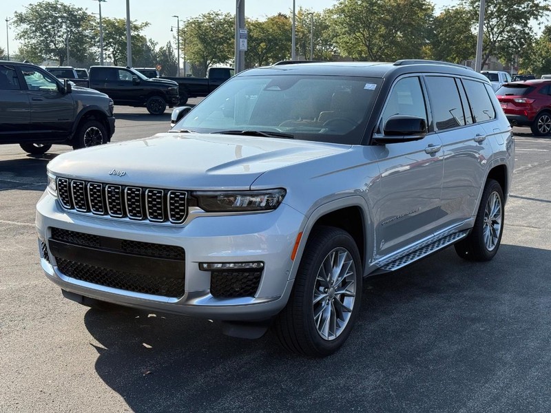 Jeep Grand Cherokee L Vehicle Full-screen Gallery Image 9