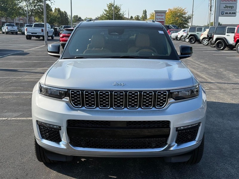 Jeep Grand Cherokee L Vehicle Full-screen Gallery Image 10