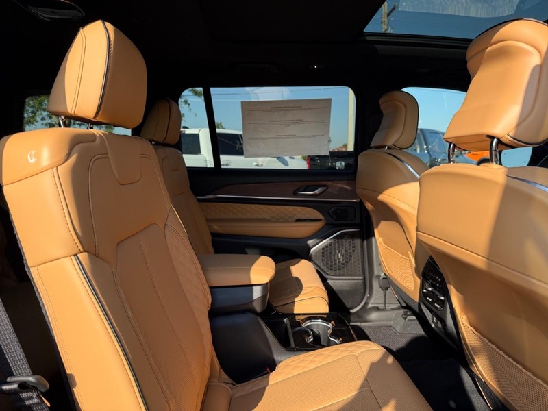 Jeep Grand Cherokee L Vehicle Full-screen Gallery Image 11