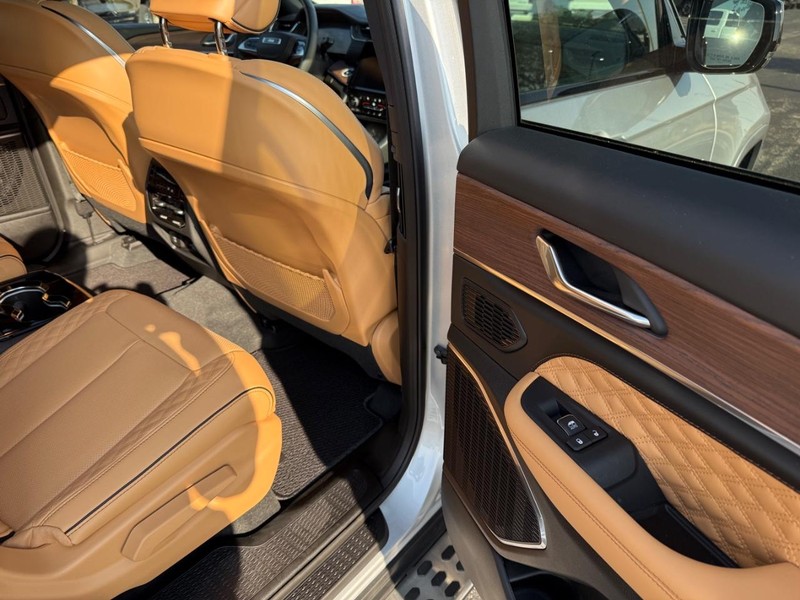 Jeep Grand Cherokee L Vehicle Full-screen Gallery Image 12