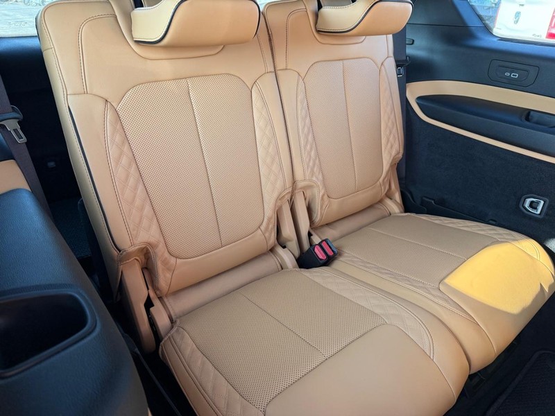 Jeep Grand Cherokee L Vehicle Full-screen Gallery Image 13