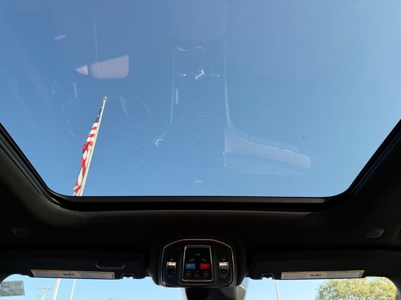 Jeep Grand Cherokee L Vehicle Full-screen Gallery Image 14