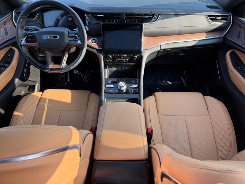 Jeep Grand Cherokee L Vehicle Full-screen Gallery Image 15