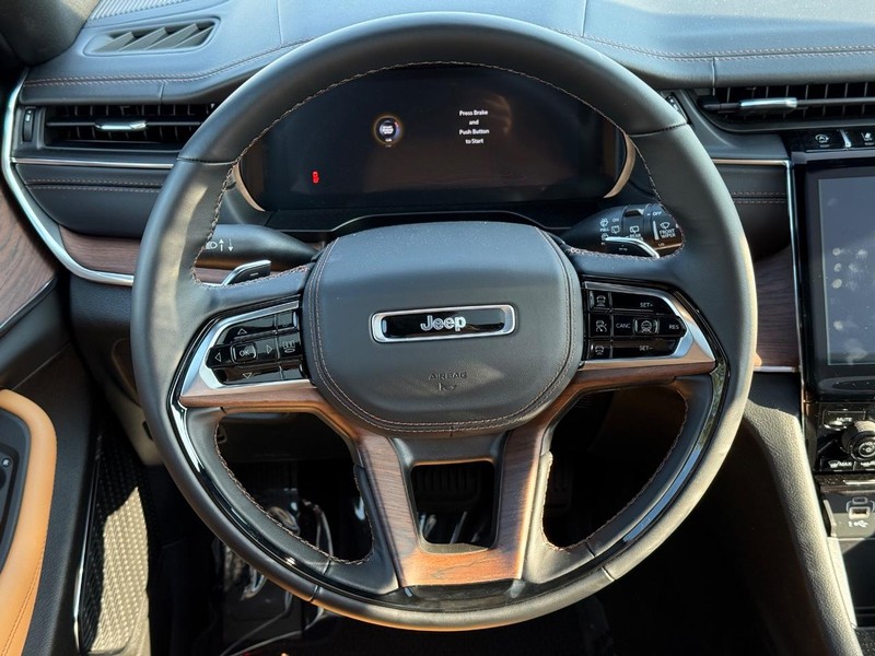 Jeep Grand Cherokee L Vehicle Full-screen Gallery Image 16